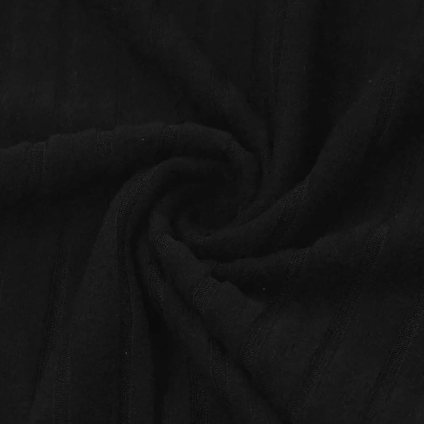 Claireve | Mini-Robe Noire Col Roulé – Élégance Sculptée, Charme Automnal