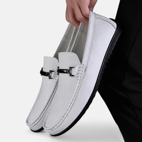 Claireve | Mocassins en Cuir avec Boucle Métallique – Élégance Moderne, Confort Respirant