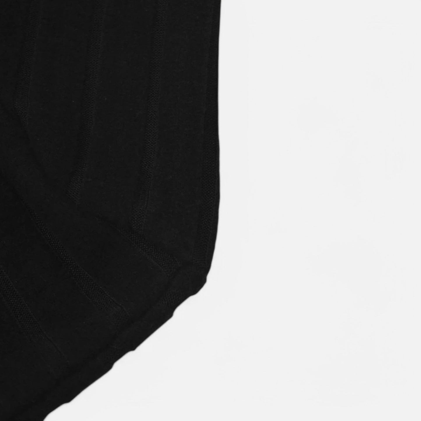 Claireve | Mini-Robe Noire Col Roulé – Élégance Sculptée, Charme Automnal