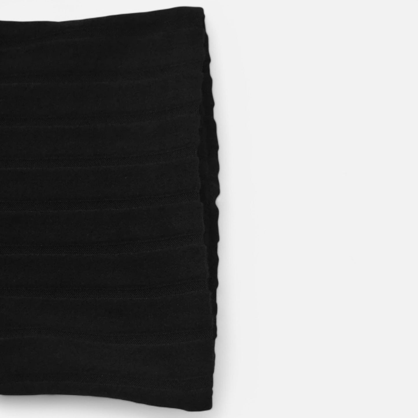 Claireve | Mini-Robe Noire Col Roulé – Élégance Sculptée, Charme Automnal
