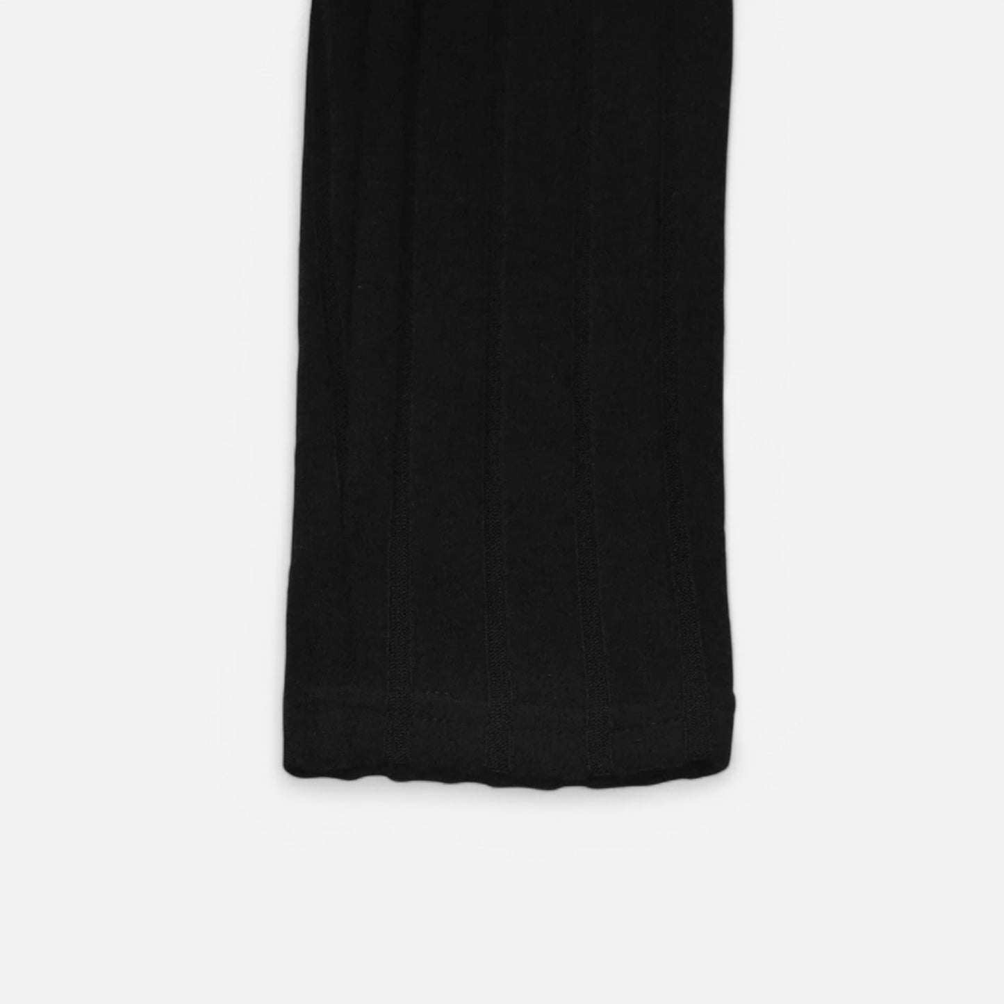 Claireve | Mini-Robe Noire Col Roulé – Élégance Sculptée, Charme Automnal