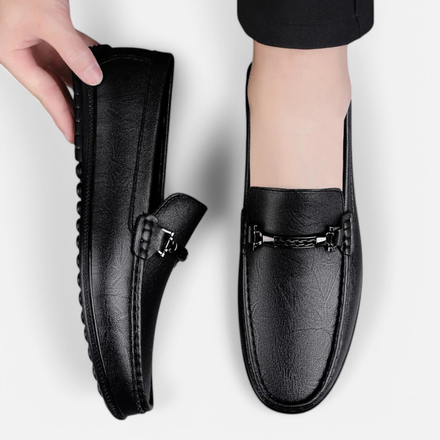 Claireve | Mocassins en Cuir avec Boucle Métallique – Élégance Moderne, Confort Respirant