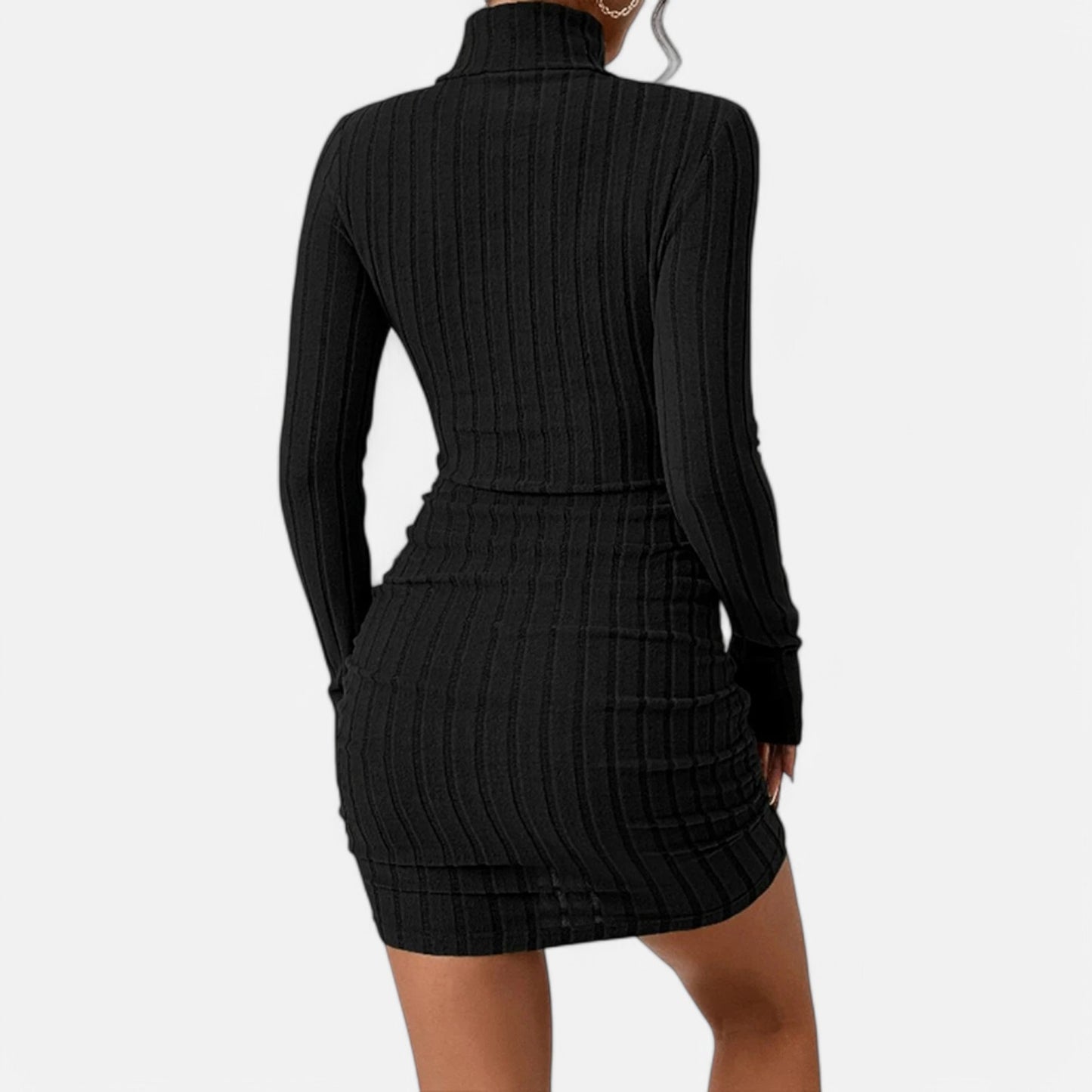 Claireve | Mini-Robe Noire Col Roulé – Élégance Sculptée, Charme Automnal